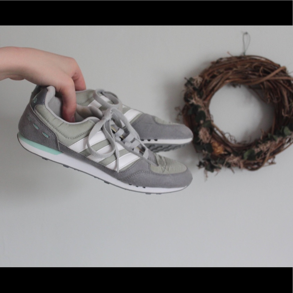 Adidas Women’s Size 8 Memory Foam Sneakers